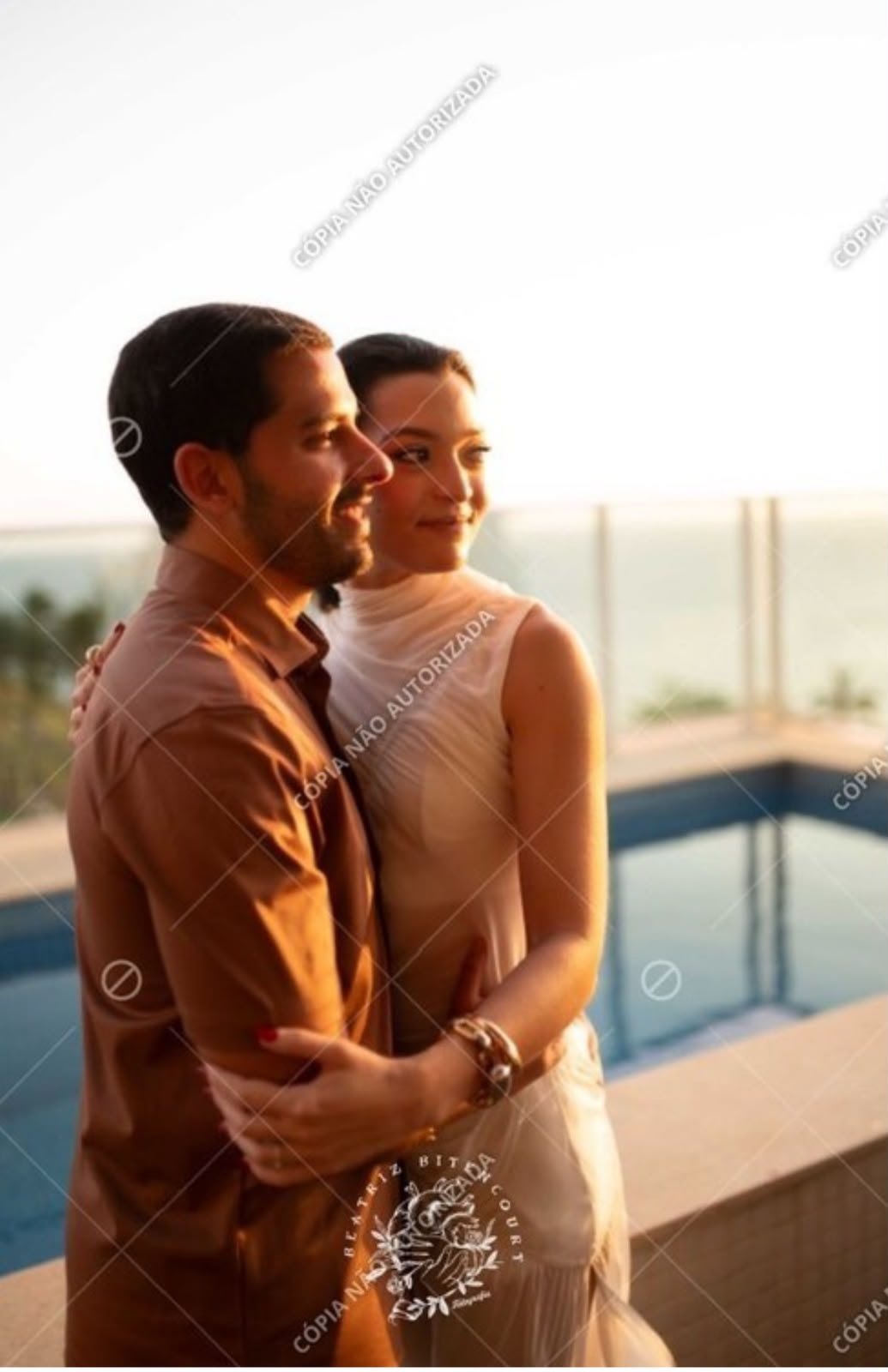 Júlia e Caio abraçados sorrindo